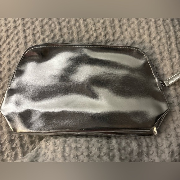It Cosmetics Valentines Day Shiny Silver hearts makeup cosmetic bag Pouch - Picture 3 of 3